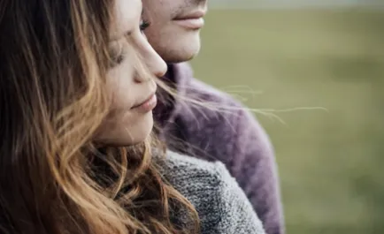 Couple en gros plan, représentant l'intimité émotionnelle et les défis de la dépendance amoureuse.